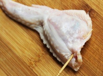 step5: 烤箱預熱200度，將雞翅放入烤箱烤約10分鐘翻面續烤7分鐘，將兩面刷上<span class="group_2">BBQ烤肉醬</span>，再烤10分鐘將雞翅烤入味並有漂亮的琥珀色，取出灑上巴西利末即可食用。