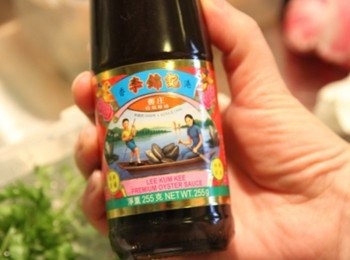 step3: 4、 加入「李錦記舊庄特級蠔油」掌握蠔油頂級祕方，堅持採用上等鮮蠔提煉，確保每一滴都是精華所在，鮮蠔味濃郁，至鮮至純，堪稱蠔油之極品。無論淋、醃、滷、拌、蒸，都能讓您輕鬆烹飪出鮮美營養的美味菜餚哦！再加上鰹魚醬油、梅林辣醬油、糖、開水、辣椒拌炒