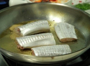 step3: 原鍋放入白帶魚小火乾煎至兩面呈金黃色。