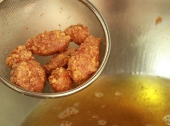 step3: 油鍋加熱至160度後放入肉塊炸熟。