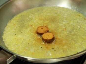 step4: 原鍋放入洋蔥碎、黑胡椒拌炒，至洋蔥成透明狀，倒入開水小火煮開後放入2塊咖哩塊，邊煮邊將咖哩拌勻融於湯汁中咖哩醬即完成。