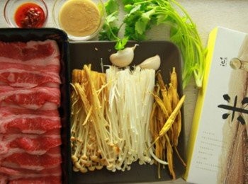 step1: 所有的<span class="group_1">食材</span>，這次選用的是來自臺東農產好料理的原色金針和池上米麵條