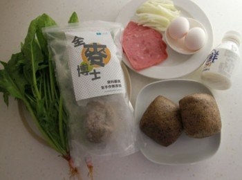 step1: 全麥饅頭放入電鍋蒸熱後，切片放入烤箱烤5分鐘。