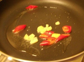 step2: 熱鍋後放入酌量的油ˊ爆香蒜頭和辣椒