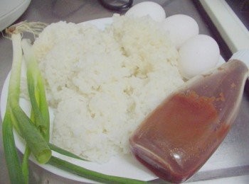 step1: [做法] 1.先準備好所需<span class="group_1">材料</span>ˊ蔥切末ˊ蛋打散備用