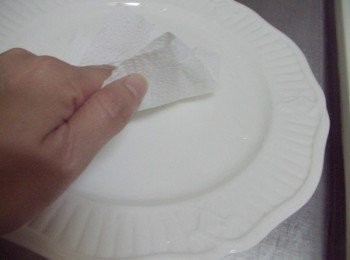 step9: 12.取一盛盤ˊ有殘留水份以餐巾紙確實擦乾