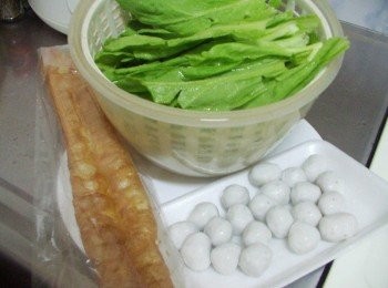 step1: 先準備好所需<span class="group_1">材料</span>ˊ茼蒿菜洗淨瀝乾水份