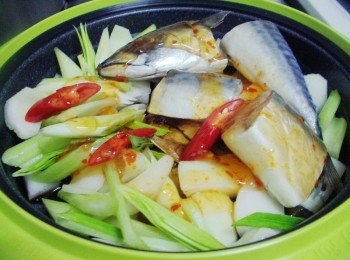 step3: 步驟3將所有<span class="group_2">調味</span>拌勻淋於<span class="group_1">材料</span>上