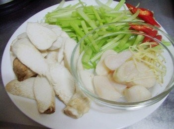 step1: 步驟1先準備好所需<span class="group_1">材料</span>ˊ干貝先退冰後擦乾水份ˊ 蔬菜各切成適當大小備用