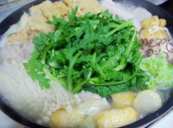 step5: 簡單方便家常火鍋就完成囉~ 後續喜歡什麼就加什麼ˊ各式蔬菜ˊ海鮮ˊ肉片......等 就是歡喜就好ˊ怕吃不飽ˊ冬粉泡麵也可跟著下鍋煮哦~