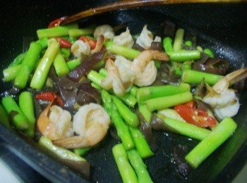 step5: 簡單的家常美味【鮮蝦木耳炒蘆筍】就完成囉。
