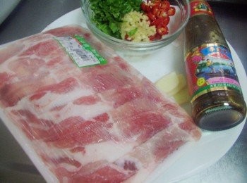 step1: 先準備好所需<span class="group_1">材料</span>ˊ香菜ˊ辣椒ˊ蒜頭ˊ處理成細末狀ˊ薑切薄片備用