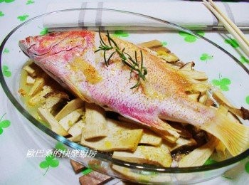 step6: 除了新鮮蒜末另外又運用了乾燥蒜粒ˊ 因為這兩種香味並不相同ˊ互相搭配能讓香氣更有層次ˊ 這道烤魚完全沒運用醬汁或任何一滴水ˊ 吃得到菇和魚的原汁原味ˊ底層杏鮑菇要吃時略為拌勻ˊ 結合了奶油和蒜香滋味超棒喔。 喜歡的一定要試試看。