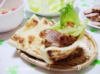 step8: 隨意組合ˊ將所有搭配料放入口袋餅中就完成囉。