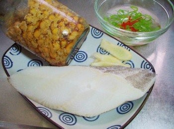 step1: 先準備好所需<span class="group_1">材料</span>鱈魚擦乾水份ˊ兩面灑上少許鹽ˊ 蔥ˊ辣椒ˊ切細絲ˊ薑切片備用