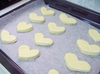 step4: 烤盤鋪上烘焙或萬用紙ˊ將壓模好愛心小麵團間隔排開ˊ 放溫暖處進行最後發酵ˊ 約35~40分鐘ˊ發酵完成ˊ 送入已經預熱好烤箱ˊ180度c烘烤12~15鐘左右即可