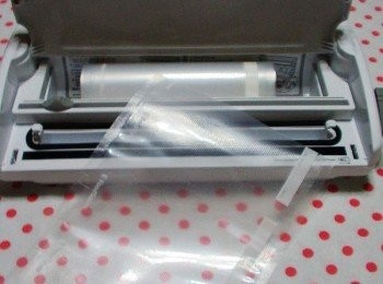 step3: 等紅燈滅了之後表示封口完成。就可以用保鮮袋來進行醃漬或真空囉。