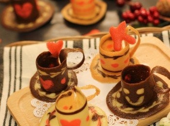 step12: 剩下的咖啡杯依同樣步驟完成。餅乾出爐接觸冷空氣就會開始變脆，所以彎曲塑形的速度要快，建議一次烘烤一組咖啡杯就好。