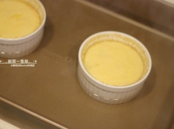 step13: 將烤碗放在有深度的烤盤上，盤中注入約烤碗1/3高度的熱水。