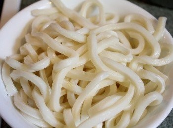 step1: 烏龍麵退冰之後, 用熱水沖一下洗開