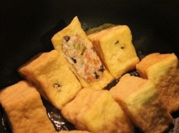 step3: 將<span class="group_2">肉餡</span>鑲入油豆腐中, 封口處向下先把<span class="group_2">肉餡</span>表面煎熟