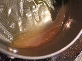 step4: 蒸熟的香菇蝦球擺盤後, 將剩餘的湯汁用太白粉勾薄芡, 淋在蝦球上即完成