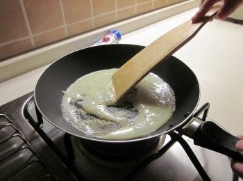 step2: 取一個乾鍋,倒入煉奶以小火攪拌