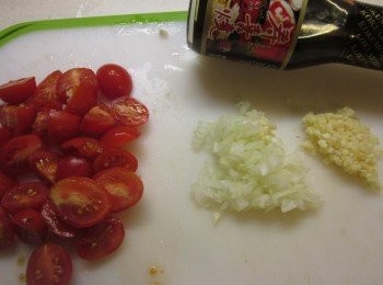 step3: 大蒜.洋蔥切末.小蕃茄對切
