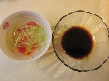 step2: 取一個炒菜鍋或蒸鍋,鍋中加水至水滾後將魚放入以大火蒸8-10分鐘,蒸魚的同時將青蔥.辣椒.另5片薑切成絲泡水,<span class="group_2">醬汁</span>調成一碗備用