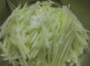 step2: 青木瓜切絲,用1~2小匙塩抓醃,約20分後出水,用開水沖洗一下