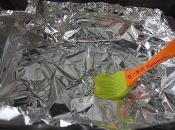 step4: 焗盤鋪上錫紙, 塗一層薄油,