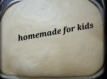 step3: 2. 當麵包機停機，等待麵團第一次發酵完畢，見麵團發大兩倍。(約15mins)就取出，放在清潔的工作台上，灑點高筋粉。