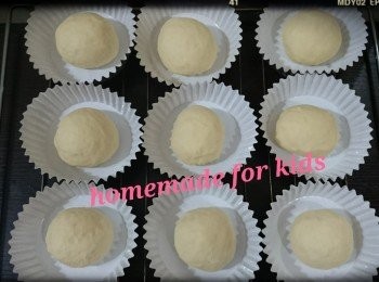 step5: 3. 用手按壓麵團，擠出空氣。切成9份(每份約65g)，搓圓。待 15分鐘。