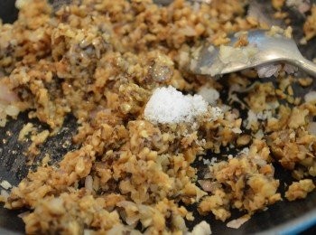 step7: 將紅蔥頭碎和香菇粒加少許油、鹽稍微爆香，放涼。（這個步驟可在豬絞肉攪打前先做，如果不加入香菇就可省略這步。）