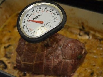 step10: 然後將整個鍋，湯汁連牛柳一同放入已預熱的烤箱，以180度烤約30分鐘至5-6成熟。要將牛肉烤到剛好的嫩度約60度左右），建議使用烤肉溫度計針來測量牛柳中間的位置，溫度達到60度時就可取出。