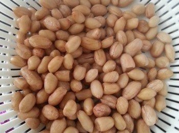 step1: 花生用水洗淨後,取出琼乾水份,加粗鹽拌勻