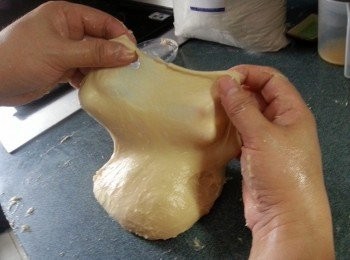 step4: 當麵團搓至手可以控制下便可轉用打包方法,打包方法可參考以下網址:https://www.youtube.com/watch?v=4i72zJ5NQN0
將麵團打至光滑有薄膜,