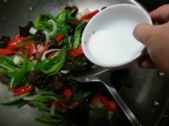 step5: 用2茶匙生粉加1-2湯匙水埋獻,炒勻即可