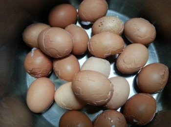step2: 將蒸熟的雞蛋放入煲時拷列個殼
