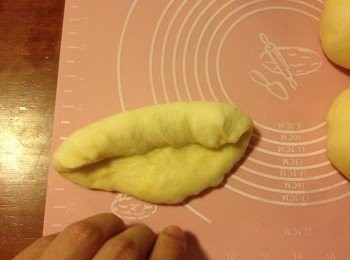 step5: 然後反轉另一面, 從邊位用手指邊捲邊壓,