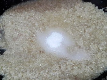 step10: 倒入蒜蓉，中火慢煮【要不時候翻動鑊鏟，防止燒焦】倒入3湯匙幼鹽，可慢慢倒入油，剛剛好蓋過蒜蓉，煮至蒜蓉略變色