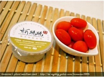 step1: 準備一顆黑木耳鮮奶凍(原味微甜)與數顆長條狀的小番茄。