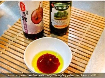 step3: 取一小碗，用鹽、糖、橄欖油、檸檬汁與紅葡萄籽醋調和成醬汁。