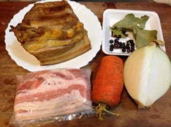 step1: 培根切碎、洋蔥切塊、紅蘿蔔切塊、蕃茄對切、高麗菜切絲，三層肉洗淨備用。