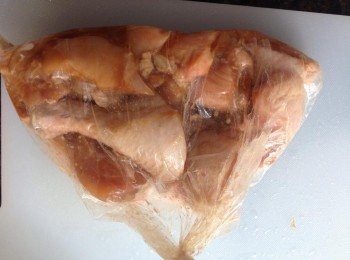 step2: 然後先加入醬油、蠔油、鹽、糖、薑絲、紹興酒、胡椒粉和生粉拌均，然後醃30分鐘後。