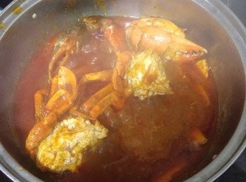 step9: 撈起蟹件，同一鑊加辣蟹醬煮至微滾，再加入返已炸過的蟹件拌勻至所有蟹件都沾上醬汁