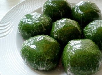 step7: 包好的青團表面刷上食用油，用裁剪好的保鮮膜包裹起來，既方便，又衛生，隔2～3天吃都很柔軟。如果青團變硬了，只要放在燒開水的蒸鍋裡燜（不要大火蒸）10分鐘就會回軟...