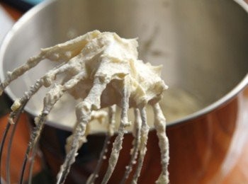 step2: 糖加油一起打成乳白狀的奶油霜。分4次將蛋加入奶油霜中攪拌，每次加蛋時須務必確認蛋液己充分被攪拌融入奶油，才將加入下一次。