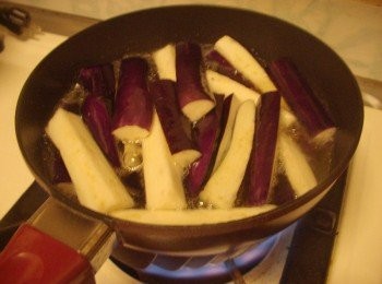 step2: 準備一小鍋，將茄子大火炸個1分鐘，然後盛盤瀝掉多餘油脂備用