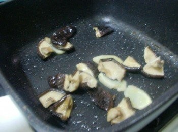 step4: 接著加入香菇拌炒出香氣